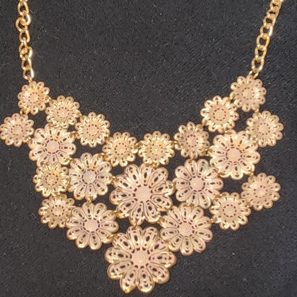 Elegant Metal Pink and Rose Gold Tone Flower Necklace🌺 - Picture 3 of 7